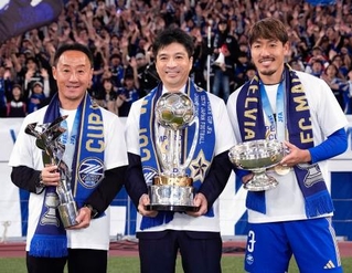 　神戸を破り初優勝を果たし、町田・黒田監督（左）、昌子と写真に納まるサイバーエージェントの藤田晋社長（中央）＝国立競技場