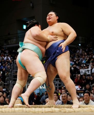 　大の里（右）が寄り切りで琴桜に敗れる＝福岡国際センター