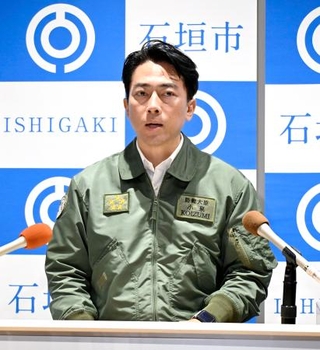 　沖縄県石垣市長と面会後、取材に応じる小泉防衛相＝２２日午後、石垣市役所