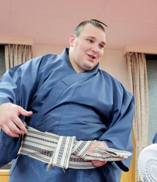 　支度部屋で笑顔を見せる安青錦＝福岡国際センター（代表撮影）