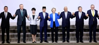 　Ｇ２０サミットで記念写真に納まる高市首相（左から３人目）ら。右から２人目は中国の李強首相＝２２日、南アフリカのヨハネスブルク（代表撮影・共同）