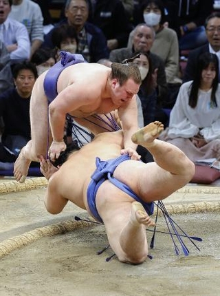 　安青錦（奥）を寄り切りで破る大の里＝２１日、福岡国際センター