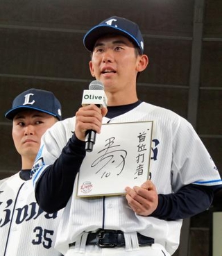 　西武の新入団発表で、目標を掲げるドラフト１位の小島大河捕手＝２３日、ベルーナドーム