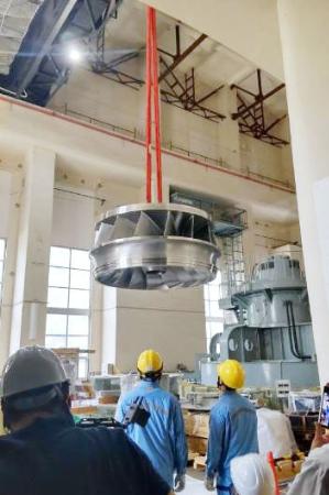 　東北電力蓬莱発電所３号機で取り換えられる最新型の水車ランナ（羽根車）＝２０２４年９月、福島市（同社提供）