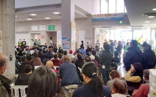 　大分市佐賀関で開かれた、大規模火災で被災した住民を対象にした説明会＝２４日午前（大分市提供）