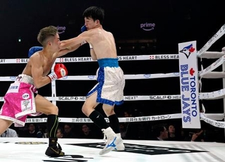 　コーナーポストに掲出された米大リーグ、ブルージェイズの球団名とロゴ＝トヨタアリーナ東京