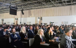 　ワシントン条約の締約国会議の参加者ら＝２４日、ウズベキスタン・サマルカンド（共同）