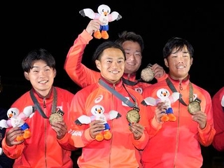 　男子４００メートルリレーで金メダルを獲得し、笑顔を見せる（左から）岡本隼、佐々木琢磨、冨永幸佑、坂田翔悟＝駒沢陸上競技場