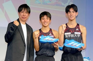 　イベントに参加した国学院大の（左から）前田康弘監督、上原琉翔主将、野中恒亨＝２５日、東京都港区