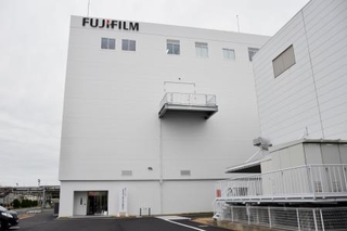 　富士フイルムの半導体材料事業を手がける子会社の工場新棟＝２５日午後、静岡県吉田町