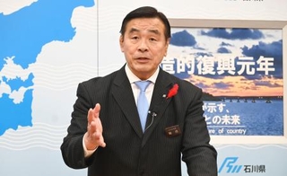 　記者会見する石川県の馳浩知事＝２５日午後、石川県庁