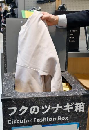 　阪急百貨店梅田本店に設置されている古着の回収箱＝２５日午後、大阪市北区