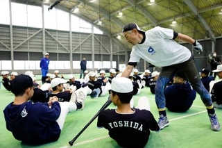 　九州国際大付高の野球部員を指導するイチローさん＝２５日、福岡県宮若市