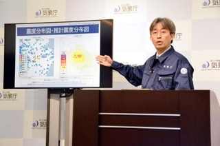 　熊本県で震度５強を観測した地震について記者会見する気象庁の担当者＝２５日夜、気象庁