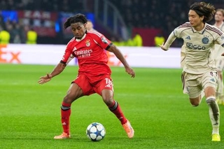 　欧州チャンピオンズリーグの１次リーグ第５戦、アヤックス-ベンフィカ戦＝２５日、アムステルダム（ＡＰ＝共同）