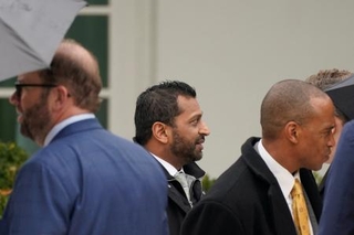 　ホワイトハウスで恒例「七面鳥恩赦式」に出席したＦＢＩのパテル長官（中央）＝２５日、ワシントン（ロイター＝共同）