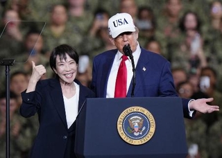 　１０月、米海軍の原子力空母「ジョージ・ワシントン」で演説するトランプ米大統領（右）と高市早苗首相＝神奈川県横須賀市