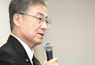 　２５日、記者会見で辞職の意向を表明した福井県の杉本達治知事＝福井県庁