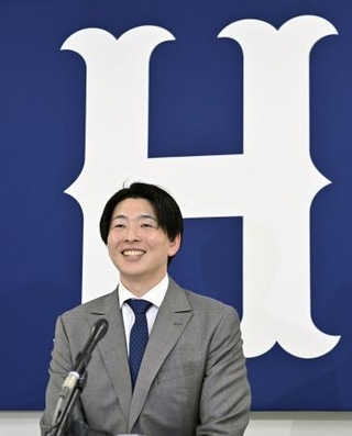 　契約更改を終え、記者会見する広島・大瀬良＝２６日、マツダスタジアム