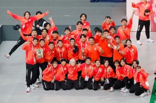 　「東京デフリンピック」の閉会式を前に、記念撮影する日本選手団＝２６日、東京体育館