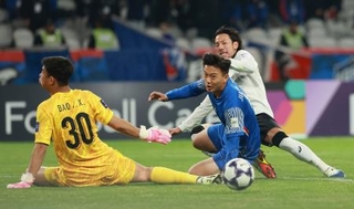 　神戸-上海申花　前半、先制ゴールを決める神戸・井手口（右奥）＝上海（ゲッティ＝共同）