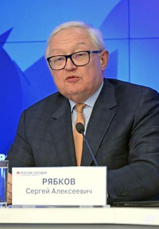 　２６日、モスクワで記者会見するロシアのリャプコフ外務次官（共同）