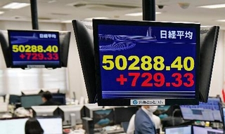 　日経平均株価の上げ幅が一時７００円を超え、５万円を回復したことを示すモニター＝２７日午前、東京都港区の外為どっとコム