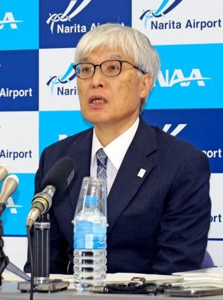 　記者会見する成田国際空港会社の藤井直樹社長＝２７日午前、成田空港