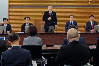 　公明党の会合であいさつする斉藤代表（奥中央）＝２７日午前、東京都新宿区の党本部