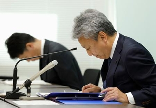　中部電力浜岡原発の工事を巡る不祥事で、臨時記者会見を開き謝罪する佐々木敏春副社長（右）＝２７日午後、名古屋市