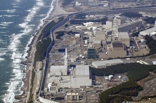 　中部電力浜岡原発＝３月、静岡県御前崎市（共同通信社ヘリから）