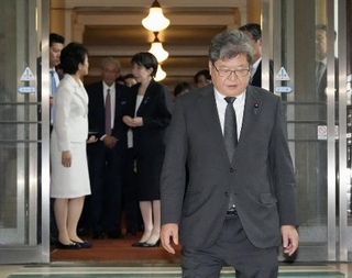 　各党へのあいさつ回りを終えた萩生田氏＝１０月、国会