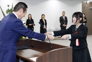 　総理大臣表彰を黄川田こども政策相（左）から受ける楊志館高「徳育宣隊」の代表者＝２７日午前、東京・霞が関