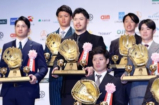 　三井ゴールデングラブ賞を受賞し記念写真に納まる阪神・佐藤輝（中央）ら＝２７日、東京都内のホテル