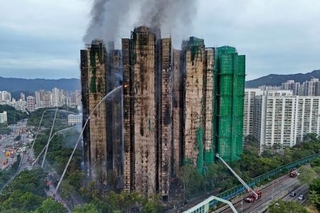　大規模な火災が起きた香港北部・新界地区大埔の高層住宅群＝２７日（ロイター＝共同）