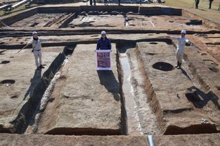 　藤原宮跡の調査区画で「大極殿院」の西門の幅を示す研究員ら＝２７日午前、奈良県橿原市