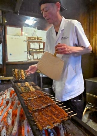 　「八ツ目や　にしむら目黒店」で焼き上げられるウナギ＝２７日午後、東京都目黒区　