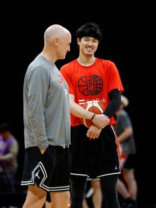 　台湾戦に向けた調整で、ホーバス監督（左）と話す渡辺雄＝ジーライオンアリーナ神戸