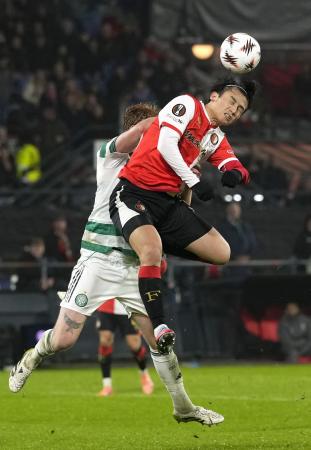 　セルティック戦の後半、競り合うフェイエノールトの上田（手前）＝ロッテルダム（共同）