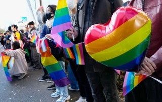 　同性カップルら８人が国に損害賠償を求めた東京第２次訴訟の控訴審で、東京高裁前に集まった人たち＝２８日午前