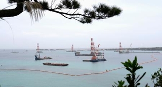 　米軍普天間飛行場の移設に向けた工事が進む沖縄県名護市辺野古沖の大浦湾＝２８日午前