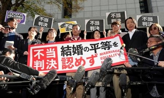 　同性カップルら８人が国に損害賠償を求めた東京第２次訴訟の控訴審判決を受け「不当判決」などと書かれた紙を掲げる原告ら＝２８日午前、東京高裁
