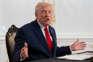 　米フロリダ州で記者団を前に話すトランプ大統領＝２７日（ＡＰ＝共同）