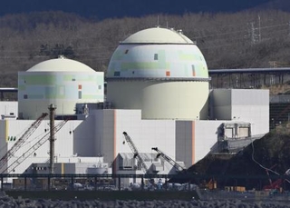 　北海道泊村の北海道電力泊原発３号機（右）＝４月