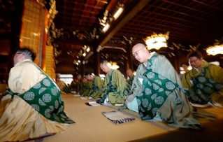 　「坂東曲」の法要で、体を揺らしながら念仏を唱える僧侶たち＝２８日午前、京都市下京区の東本願寺