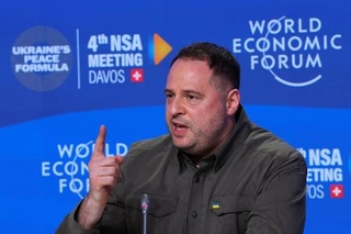 　スイス・ダボスで記者会見するウクライナのイエルマーク大統領府長官＝２０２４年１月（ロイター＝共同）