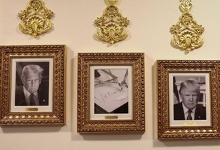 　バイデン大統領の代わりにオートペンの写真が飾られた、ホワイトハウスの肖像展示コーナー＝１０月、ワシントン（ロイター＝共同）