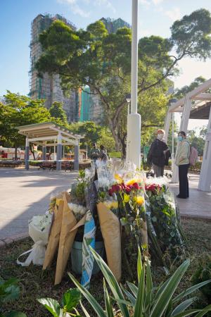 　大規模火災が起きた香港北部の高層住宅群近くに手向けられた花束＝２９日（共同）