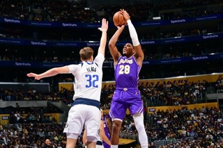 　マーベリックス戦でシュートを放つレーカーズの八村＝ロサンゼルス（ＮＢＡＥ・ゲッティ＝共同）