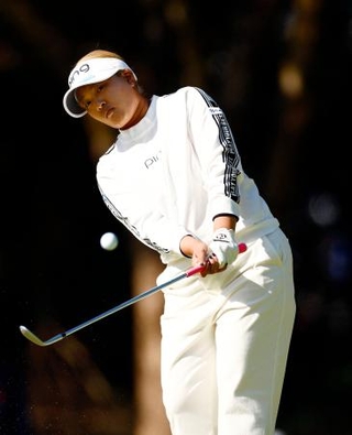 　第３日、１番でアプローチショットを放つ鈴木愛。通算６アンダーで首位＝宮崎ＣＣ